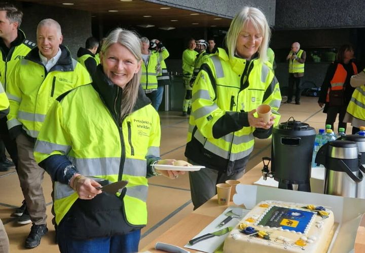 Ordfører i Asker kommune, Lene Conradi markerte byggestart sammen med byggeledelsen i Asker kommune og AF Byggfornyelse.