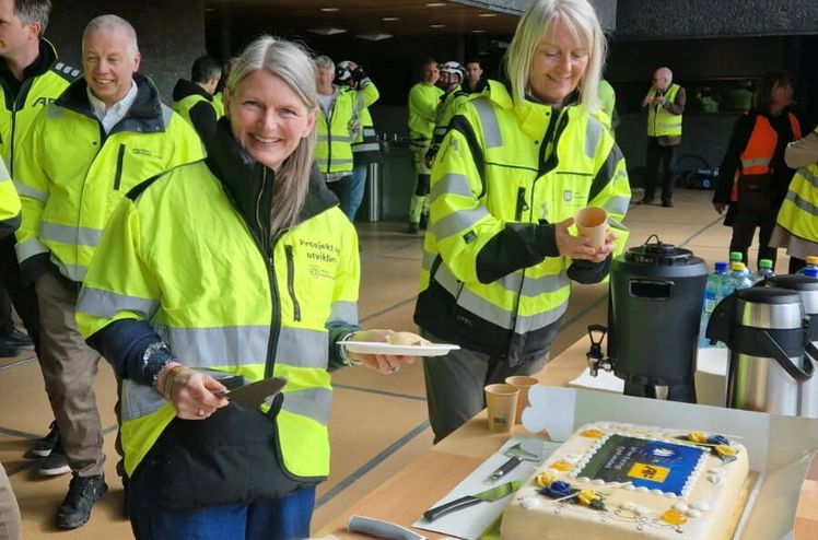 Ordfører i Asker kommune, Lene Conradi markerte byggestart sammen med byggeledelsen i Asker kommune og AF Byggfornyelse.