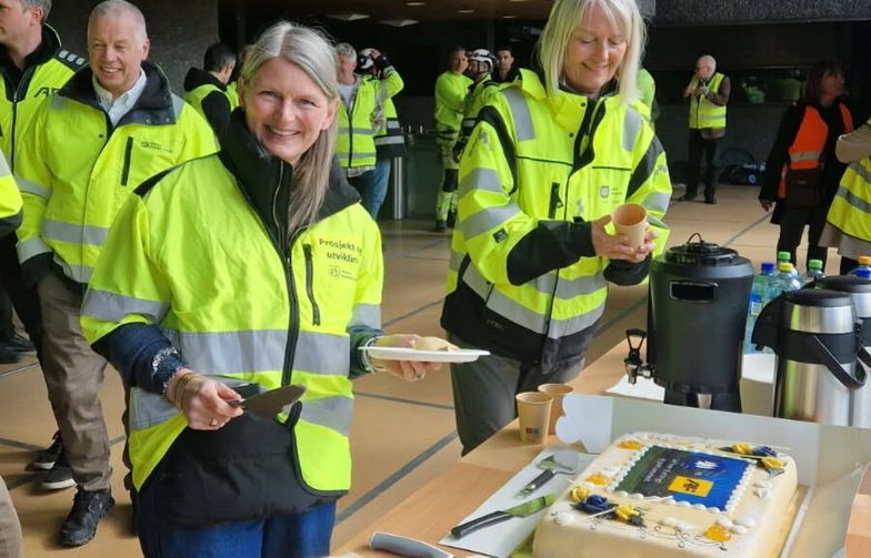 Ordfører i Asker kommune, Lene Conradi markerte byggestart sammen med byggeledelsen i Asker kommune og AF Byggfornyelse.