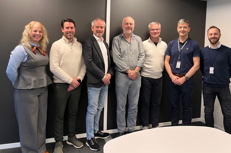 Signert ny kontrakt på Nye Rikshospiltalet: Ellen-Andrea Myhre, Kristoffer Laskemoen, Bjørn Stokkevåg, Dag Bøhler, Thomas Ellefsen, Per Bjørnar Børresen, Terje Hegstad.