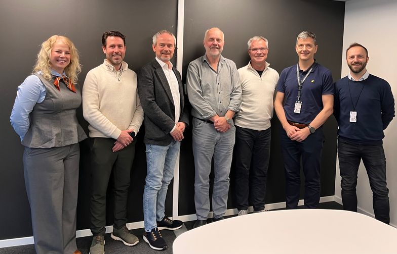 Signert ny kontrakt på Nye Rikshospiltalet: Ellen-Andrea Myhre, Kristoffer Laskemoen, Bjørn Stokkevåg, Dag Bøhler, Thomas Ellefsen, Per Bjørnar Børresen, Terje Hegstad.
