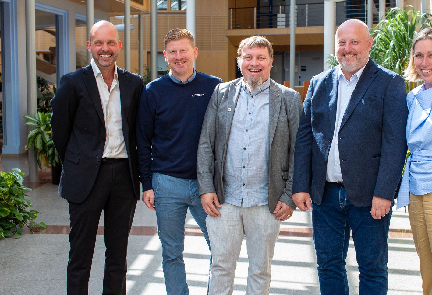 F.v.: Sindre Martinsen-Evje (fylkesordfører), Erik Moursund Nilsen (prosjektleder, Betonmast Østfold), Espen Andersen Strand ( enhetsleder prosjekt, eiendom i Østfold fylkeskommune), Lars Prangerød (daglig leder, Betonmast Østfold) og Solveig Helene Olsen (fylkesdirektør, Østfold fylkeskommune).