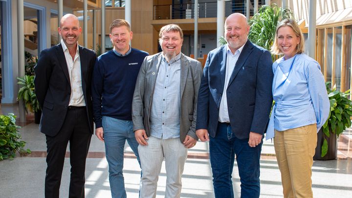 F.v.: Sindre Martinsen-Evje (fylkesordfører), Erik Moursund Nilsen (prosjektleder, Betonmast Østfold), Espen Andersen Strand ( enhetsleder prosjekt, eiendom i Østfold fylkeskommune), Lars Prangerød (daglig leder, Betonmast Østfold) og Solveig Helene Olsen (fylkesdirektør, Østfold fylkeskommune).