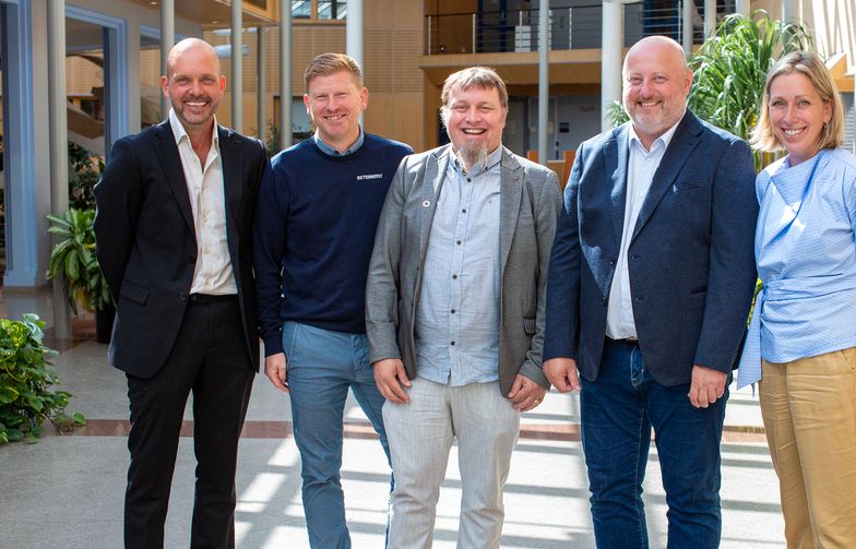 F.v.: Sindre Martinsen-Evje (fylkesordfører), Erik Moursund Nilsen (prosjektleder, Betonmast Østfold), Espen Andersen Strand ( enhetsleder prosjekt, eiendom i Østfold fylkeskommune), Lars Prangerød (daglig leder, Betonmast Østfold) og Solveig Helene Olsen (fylkesdirektør, Østfold fylkeskommune).