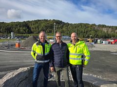 Øyvind Heggeset, prosjektleder Betonmast Røsand (t.v.), Aasmund Brevik, daglig leder i Nardo Bil Nordvest (midten) og Jan Erik Hustad, prosjekteringsleder Betonmast Røsand.
