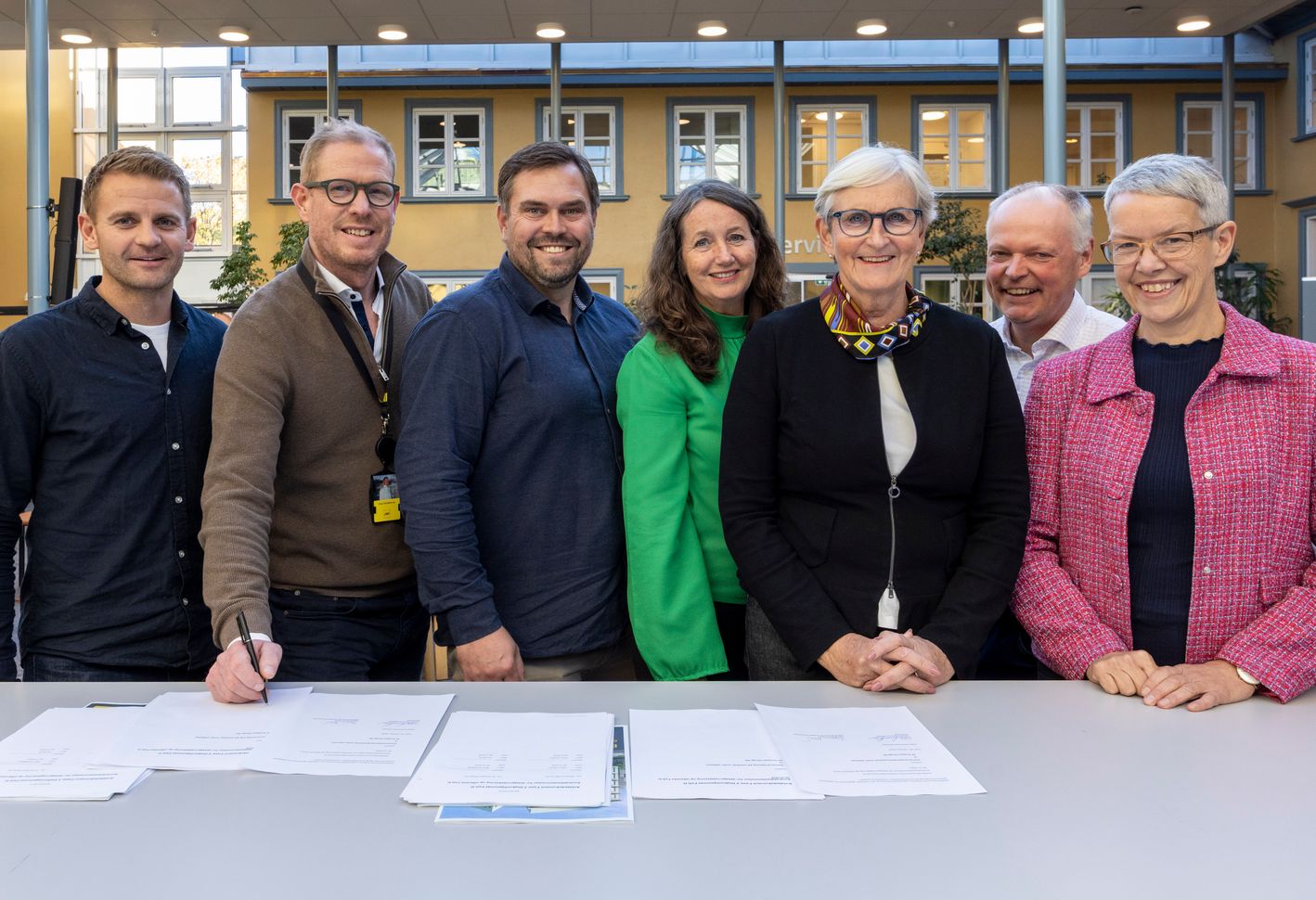 From the contract signing ceremony. From left: Jon Semb, Stian Schjølberg and Ola Randby, AF Gruppen. From the Diakonhjemmet Foundation: Project Manager Birte Almeland, Chair of the Board Vibeke Hammer Madsen, Chief Financial Officer Hans Lysheim, and CEO Ingunn Moser.