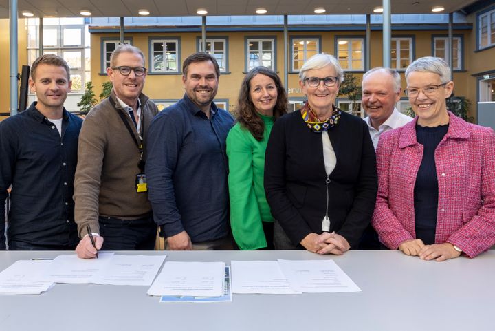 From the contract signing ceremony. From left: Jon Semb, Stian Schjølberg and Ola Randby, AF Gruppen. From the Diakonhjemmet Foundation: Project Manager Birte Almeland, Chair of the Board Vibeke Hammer Madsen, Chief Financial Officer Hans Lysheim, and CEO Ingunn Moser.