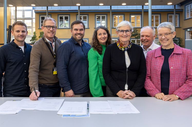 Fra kontraktsignering. Fra venstre: Jon Semb, Stian Schjølberg og Ola Randby, AF Gruppen . Fra Diakonhjemmet stiftelse: prosjektleder Birte Almeland, styreleder Vibeke Hammer Madsen, økonomi og finansdirektør Hans Lysheim og adm. direktør Ingunn Moser.