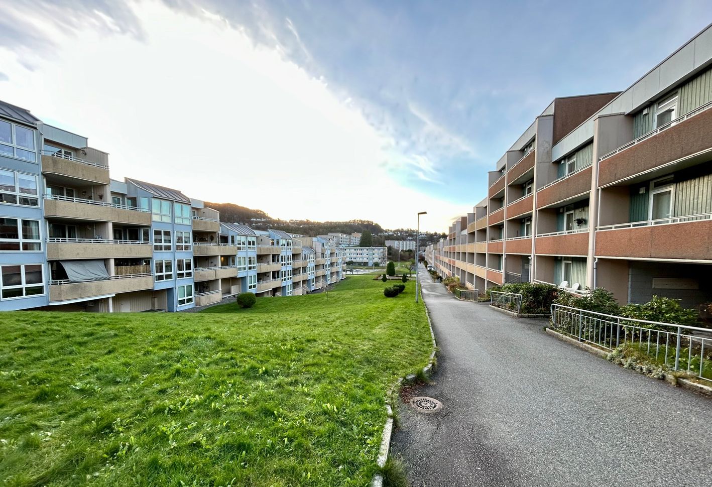 Vestre Sælemyr Housing Cooperative is located in the Fyllingsdalen district of Bergen and consists of seven apartment buildings comprising a total of 361 apartments.