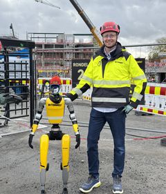 Kristian Gjestemoen, daglig leder i Betonmast Buskerud-Vestfold, sammen med den nye menneskelignende roboten. Den skal blant annet testes til fremdriftsoppfølging og dokumentasjon.