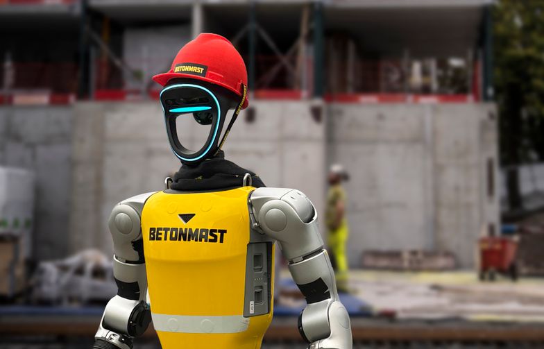 Den menneskelignende roboten testes på boligprosjektet Slippen i Drammen, der Betonmast Buskerud-Vestfold bygger 164 leiligheter for Scandinavian Property Group.