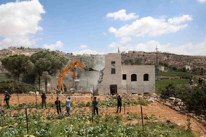 Israelske bulldosere river huset til en palestinsk familie på Vestbredden