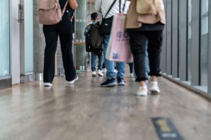 Illustrasjonsfoto av flyktninger som ankommer Oslo Lufthavn.