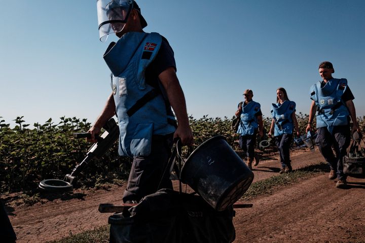 Norsk Folkehjelp rydder miner og eksplosiver i Ukraina. Ødeleggelsene etter bruk av klasevåpen og andre eksplosiver, er enorme.