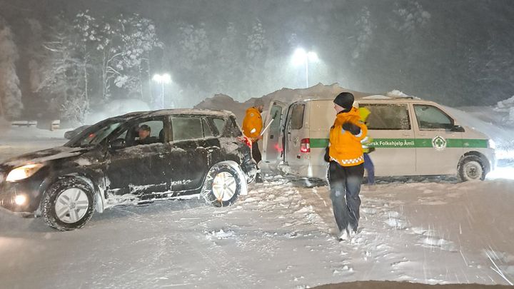 Frivillige mannskaper fra Norsk Folkehjelp i aksjon under snøværet i januar 2024.