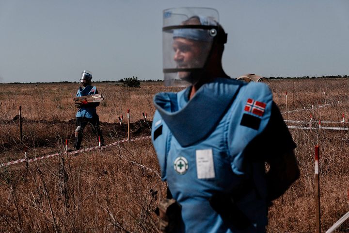 Mineryddere fra Norsk Folkehjelp på jobb i et ukrainsk minefelt i juli 2024.