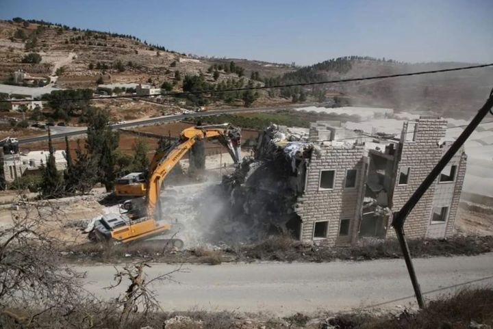 Bosettere på Vestbredden raserer et palestinsk hjem for å sette opp folkerettsstridige bosettinger.