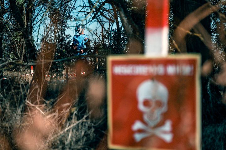 Russland har minelagt enorme landområder i Ukraina. Landet regnes i dag for å være verdens mest minerammede.