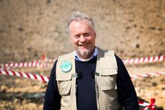 Raymond Johansen foran et granatlager i Syria.