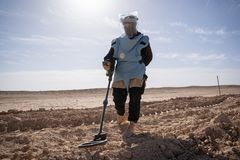 Kvinnelig minerydder i Alkhafsa, i Anbar-provinsen i Irak. Norsk Folkehjelp ryddet miner etter IS.