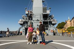 ÅPNE MARINESKIP: To marineskip fra Standing NATO Mine Countermeasures Group One (SNMCMG1) besøkte Oslo i helga. Begge skipene kunne besøkes i forbindelse med Oslo havnelangs. Denne familien besøkte  FGS Werra (A514), som er flaggskipet for SNMCMG1.