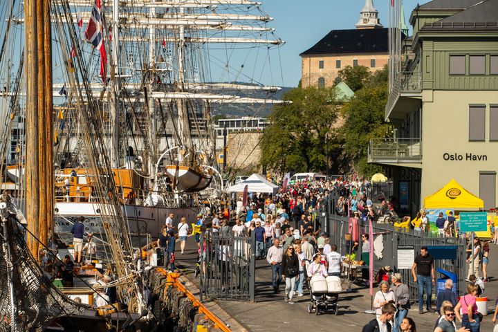 TRADISJON: Oslo havnelangs har blitt en tradisjon siden det første arrangementet i 2012. Til venstre i bildet er Christian Radich, til høyre er Skur 38.