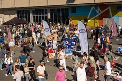 POPULÆRT FAMILIEARRANGEMENT: Oslo havnelangs ble besøkt av mange tusen mennesker søndag formiddag. På bildet ser du Vålerenga hockey sin stand. I bakgrunnnen kaptein Rødskjegg.