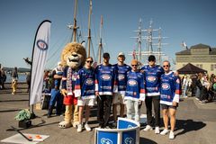 VÅLERENGA HOCKEY: Seks spillere fra Vålerengas berømte iskrigere hadde tatt turen ned til Oslo havnelangs. Kongen, Herman Mowe, Kalle Ekelund, Jørgen Karterud, Tobias Breivold (Tuben), Anton Karlsson og Sebastian Johansen inviterte barna til skytekonkurranse på standen til UngNorge på Vippetangen.