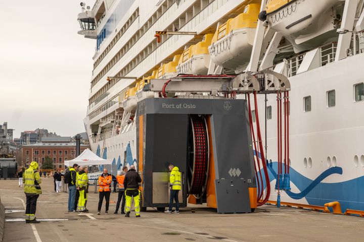 ÅPNER LANDSTRØM FOR CRUISE: Tirsdag åpner Oslo Havn og byråd Anita Leirvik North (KON) det nye landstrømanlegget for cruiseskip på Revierkaia. Bildet er tatt i forbindelse med cruiseskipet AIDAmar sitt anløp til Revierkaia fredag 12. april 2024. I den forbindelse ble det gjennomført tester av landstrømanlegget for cruiseskip på Revierkaia. Landstrøm-anlegget har vært i bruk siden 19. mai og åpnes offisielt tirsdag i forbindelse med cruiseskipet AIDAluna sitt anløp.