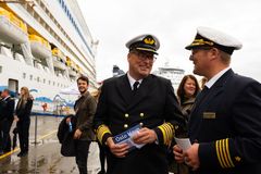 LANDSTRØM TIL CRUISE: Oslo Havn markerte tirsdag en viktig milepæl i havnas grønne omstilling, med offisiell åpning av det nye landstrømanlegget for cruiseskip.  Einar Marthinussen, kommersiell direktør i Oslo Havn og  Marc-Dominique Tidow, kaptein på AIDAluna, i samtale.