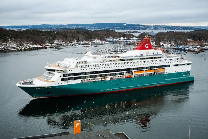 Den nyrenoverte Danskebåten MS «Nordic Pearl» anløp Oslo for første gang onsdag. Hovedøya i bagkgrunnen.