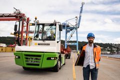 ELEKTRISK: Maritime Truck har en avtale om å levere terminaltraktortjenester til Yilport Oslo på timebasis. Selskapet tester nå elektriske terminaltraktorer på containerterminalen. Testene skal vise om de har tilstrekkelig batterikapasitet og lader raskt nok til å tilfredsstille de høye kravene til effektivitet i forbindelse med losse- og lasteoperasjoner. Alle de store kranene er for lengst elektriske. Jens Eirik Hagen, fagsjef for energiomstilling, leder arbeidet med elektrifiseringen av havna.