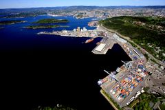 SYDHAVNA 2009: Slik så det ut i Sydhavna i 2009. Den gangen var det containerterminal på Ormsundkaia, nederst til høyre i bildet. - Å flytte containerterminalen bort fra Ormsundkaia har vært vellykket med tanke på arealeffektiviteten i havna og redusert støy fra terminalen. I en bynær havn er godt naboskap og de beste miljøløsningene påkrevd, sier Ingvar M. Mathisen, havnedirektør i Oslo Havn.