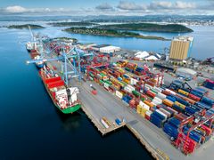 NORGES STØRSTE: Containerterminalen Yilport Oslo på Sjursøya er Norges største. Cirka en tredjedel av alle containere som kommer inn til Norge ankommer via terminalen. Innen tre timer kan godset som ankommer sjøveien nå frem til halvparten av Norges befolkning.