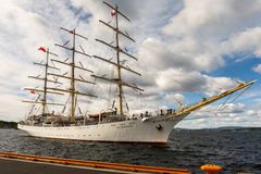 SKOLESKIP: Med sine tre master og elegante linjer er Dar Młodzieży et imponerende syn. Fullriggeren er Gdynia Maritime University sitt seiltreningsskip og har vært ambassadør for polsk sjøfart og ungdomsopplæring i over 40 år. Fartøyet har reist verden rundt og seilt 580.000 nautiske mil siden det ble tatt i bruk i 1982.