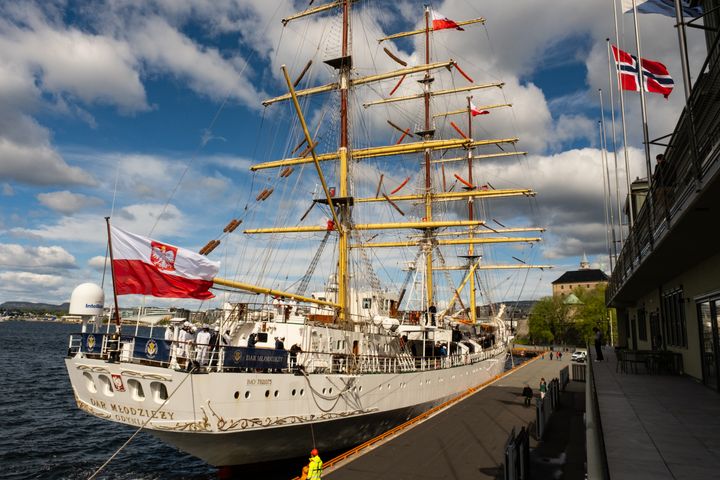 Oslo fikk storslått besøk da det 109 meter lange seilskipet Dar Młodzieży fredag formiddag la til kai på Vippetangen.