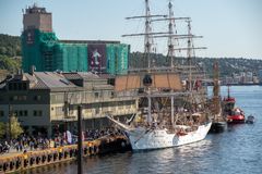 FORTID OG NÅTID: Hos Oslo Havn i Skur 38 ved Vippetangkaia får du høre om havna i fortid og nåtid. Her starter også to historiske vandringer med historiker Erik Ødemark. Bildet er fra 2024 da Christian Radich lå fortøyd ved Skur 38. I år kan du besøke Christian Radich på Akershusutstikkeren.