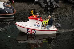 ELIASBÅTEN: Seil med den lille Redningsskøyta Elias. Lær deg å bruke livline og livbøye og hvordan sjekke redningsvesten. Eliasbåten finner du på Aker Brygge.