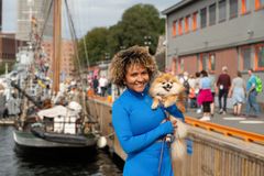 LYKKE: Maria og hunden Lykke nøt en tur langs verdens lengste havnepromenade under fjorårets Oslo havnelangs. Et besøk om bord på veteranbåtene er også en smak av lykke!
