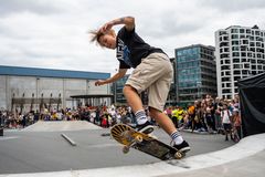 SKATEBOARD: Test ferdighetene dine i skateparken på Filipstad (Trettenparken), eller prøv den tøffe mini-rampen. Få tips fra erfarne skatere! Bildet er fra 2022, da 11-ganger norgesmester Tonje Pedersen holdt en imponerende oppvisning i Trettenparken.