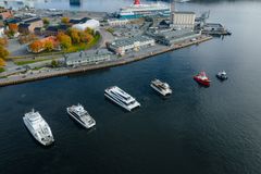 STARTKLAR: De seks elektriske fartøyene startet paraden med å stille opp side om side i havnebassenget utenfor Skur 38 på Vippetangen – klare for seilas med Fjordbyen som bakteppe. Fra venstre: Dronningen, Oslofjord 1, Vision of the Fjords, Brisen, BB Electra og Pelikan 2.