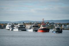MINST FØRST: Båtene var plassert i kolonnen etter størrelse - Oslo havns miljøbåt Pelikan 2 først, deretter taubåten BB Electra, charterbåtene Brisen og Vision of the Fjords, fulgt av øybåten Oslofjord 1 og Nesoddfergen Dronningen.