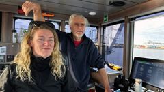 LEDET KOLONNEN: Båtfører Tina Borge Kvalsvik satt ved roret på Pelikan 2. Havneinspektør Jørgen Berg-Jacobsen koordinerte seilasen via radiokommunikasjon.