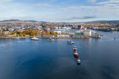 ELEKTRISK KOLONNE: Slik så det ut da seks elektriske fartøy la ut på samlet seilas med Fjordbyen som majestetisk kulisse.