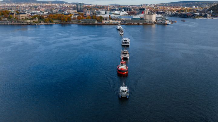 ELEKTRISK KOLONNE: Seks elektriske fartøy i samlet seilas med Fjordbyen som majestetisk kulisse. Slik så det ut da Pelikan 2, BB Electra, Brisen, Vision of the Fjords, Oslofjord 1 og Dronningen seilte sammen ut fra Vippetangen.