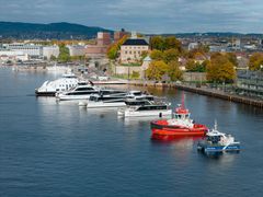 STARTKLAR: De seks elektriske fartøyene startet paraden med å stille opp side om side i havnebassenget utenfor Skur 38 på Vippetangen – klare for seilas med Fjordbyen som bakteppe. Fra venstre: Dronningen, Oslofjord 1, Vision of the Fjords, Brisen, BB Electra og Pelikan 2.