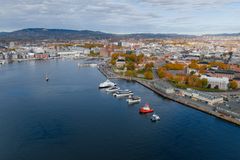 STARTKLAR: De seks elektriske fartøyene startet paraden med å stille opp side om side i havnebassenget utenfor Skur 38 på Vippetangen – klare for seilas med Fjordbyen som bakteppe. Fra venstre: Dronningen, Oslofjord 1, Vision of the Fjords, Brisen, BB Electra og Pelikan 2.