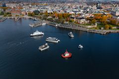 MINGLING: Båtkortesjen ble avsluttet med uformell, elektrisk mingling utenfor Akershus festning.