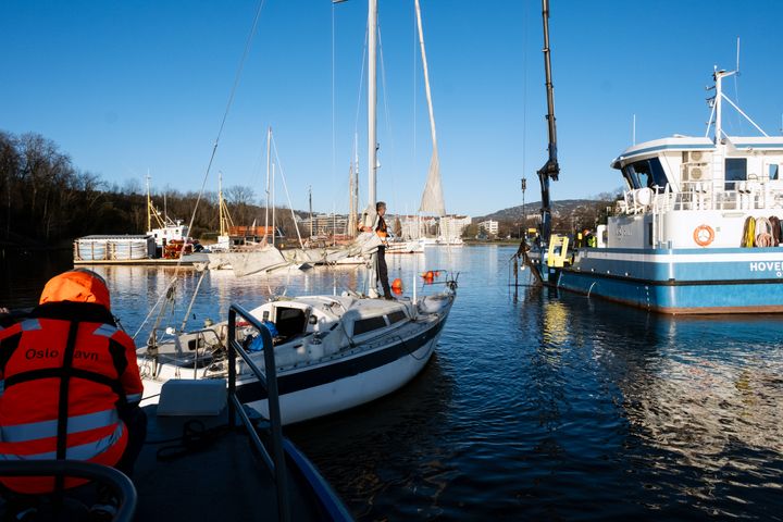 ARBEIDSBÅT: Hovedøya II fra Bymiljøetaten, til høyre i bildet, deltok i aksjonen og ryddet blant annet fortøyningsrester fra farleden.
