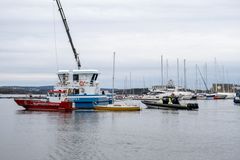 FRAKTES BORT: En båt som har ligget ulovlig fortøyd i Frognerkilen taues bort av Skjærgårdstjenesten.